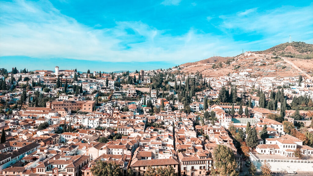 widok na Albyzin z Alhambry w Granadzie, Granada, Alhambra, Alhambra w Grenadzie, Widok z wieży, Alcazaba, Albyzin, Grenada, miasto w Andaluzji,