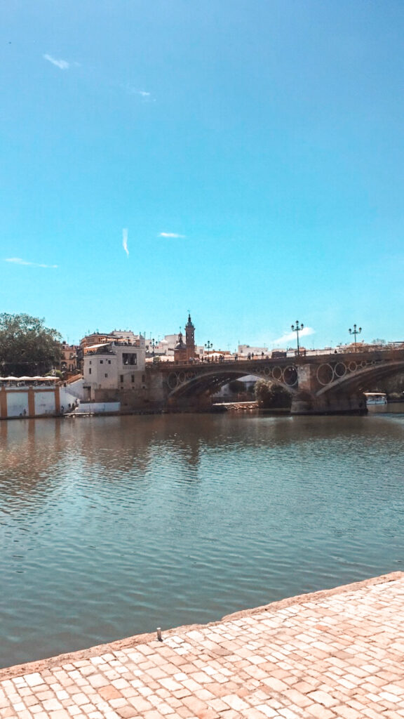 rzeka Guadalquivir, rzeka w Sewilli, widok na Most Triana 