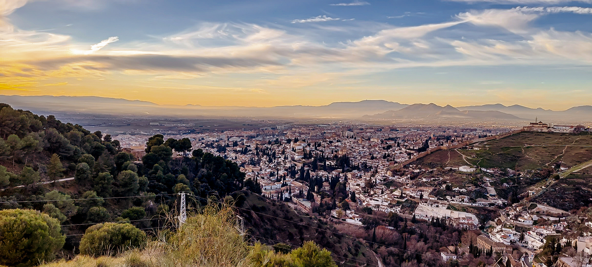 widok na miasto Granada z punktu widokowego Silla del Moro.